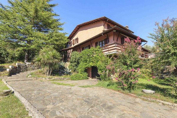 casa indipendente in vendita a Podenzana