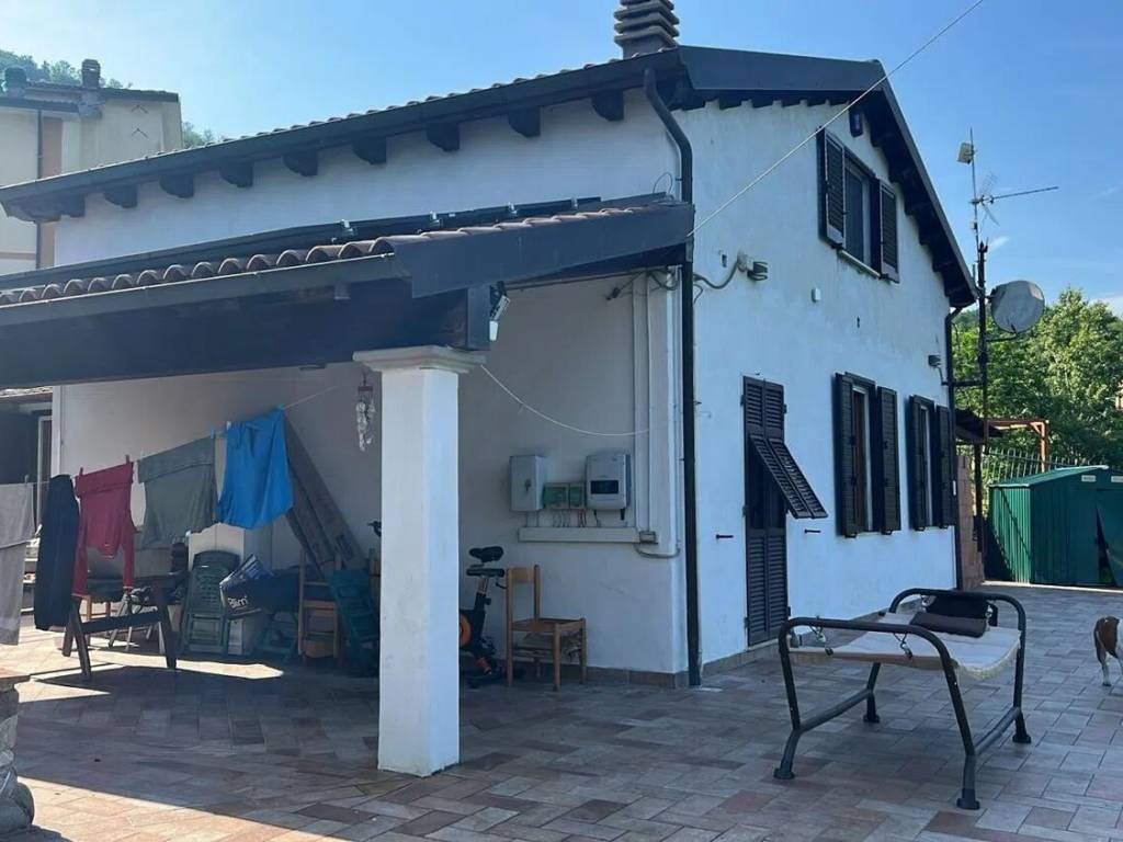 casa indipendente in vendita a Podenzana