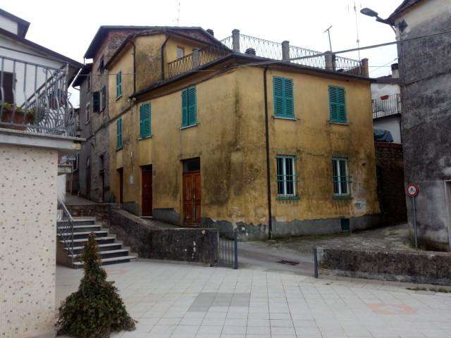 casa indipendente in vendita a Podenzana