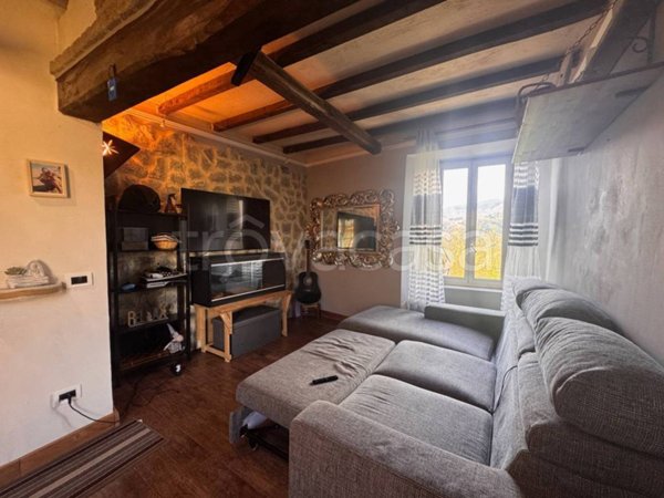 casa indipendente in vendita a Podenzana