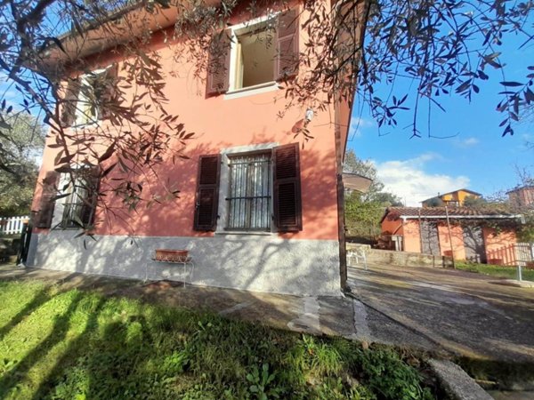 casa indipendente in vendita a Podenzana in zona Oliveto