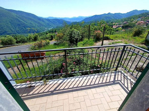 casa indipendente in vendita a Podenzana