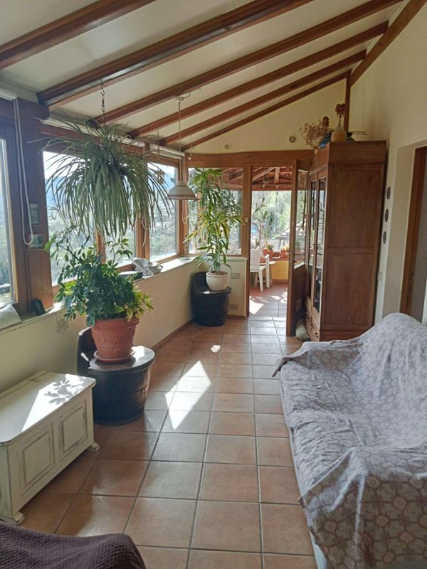 casa semindipendente in vendita a Podenzana
