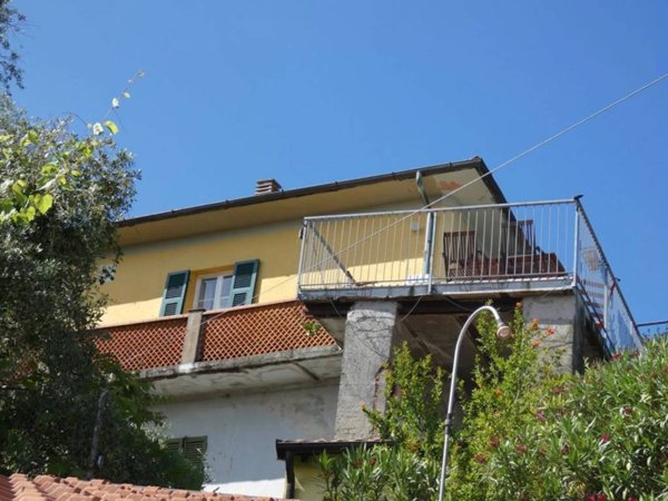 casa indipendente in vendita a Podenzana in zona Montale