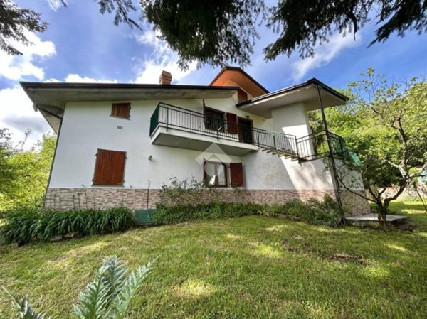 casa indipendente in vendita a Podenzana