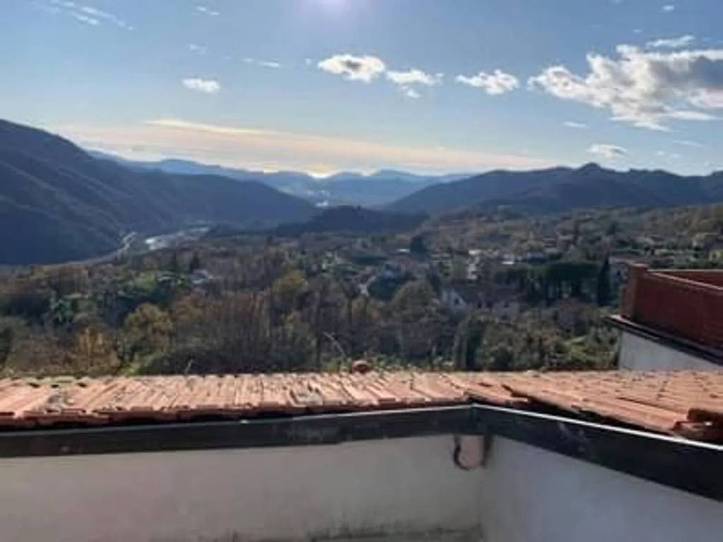 casa indipendente in vendita a Podenzana in zona Montale