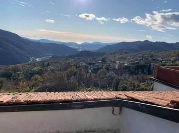 casa indipendente in vendita a Podenzana