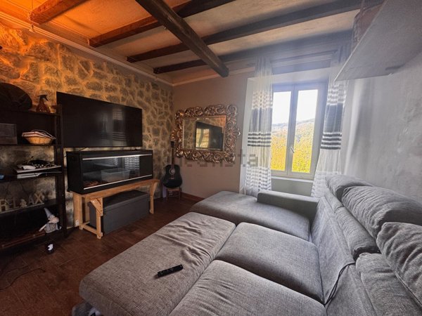 casa indipendente in vendita a Podenzana