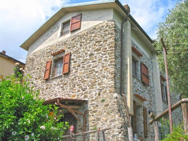 casa indipendente in vendita a Podenzana