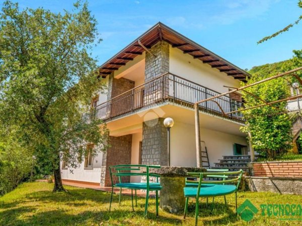 casa indipendente in vendita a Podenzana in zona Montale