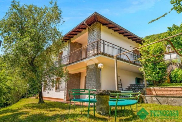 casa indipendente in vendita a Podenzana in zona Oliveto