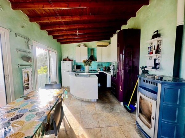 casa indipendente in vendita a Podenzana