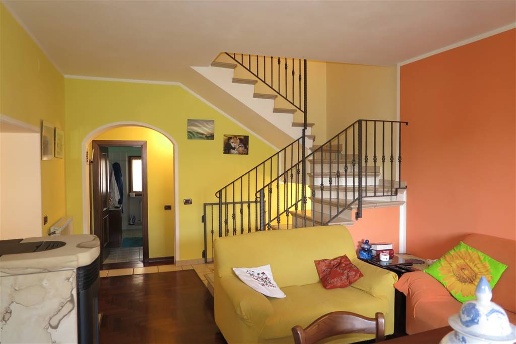 casa semindipendente in vendita a Podenzana
