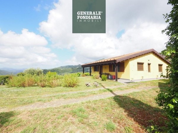 casa indipendente in vendita a Podenzana