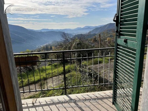 casa indipendente in vendita a Podenzana