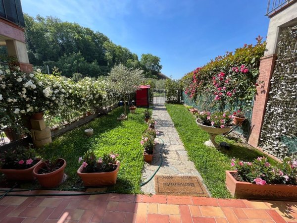 casa indipendente in vendita a Podenzana