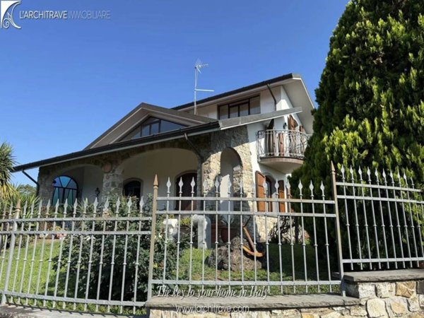 casa indipendente in vendita a Podenzana