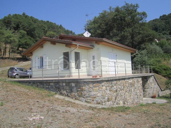 casa indipendente in vendita a Podenzana