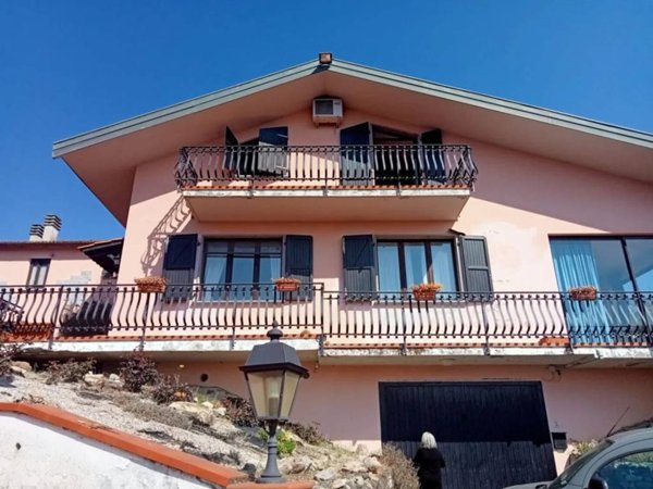 casa indipendente in vendita a Podenzana