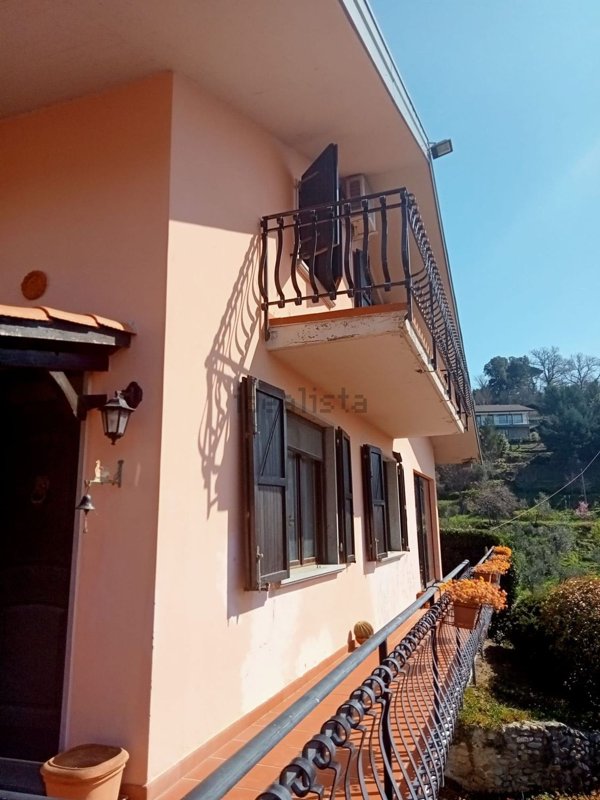 casa indipendente in vendita a Podenzana