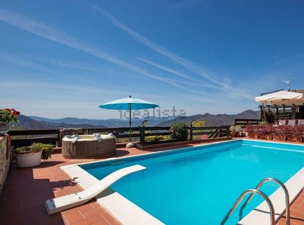 casa indipendente in vendita a Podenzana