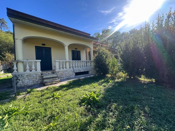 casa indipendente in vendita a Podenzana