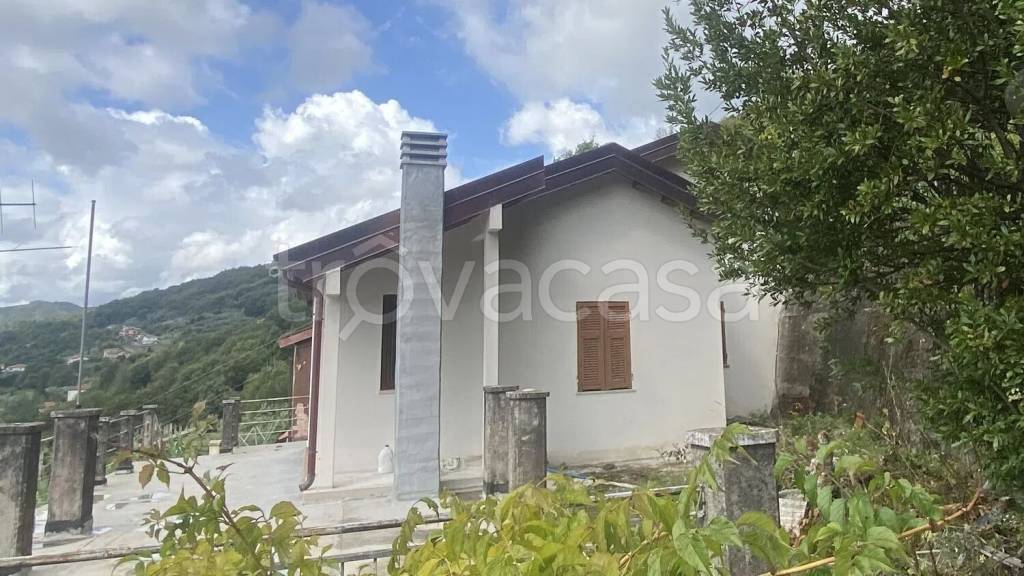 casa indipendente in vendita a Podenzana