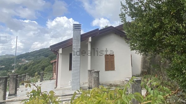 casa indipendente in vendita a Podenzana in zona Montale