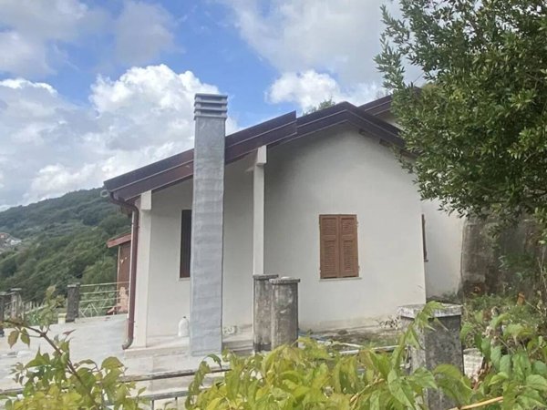 casa indipendente in vendita a Podenzana in zona Montale