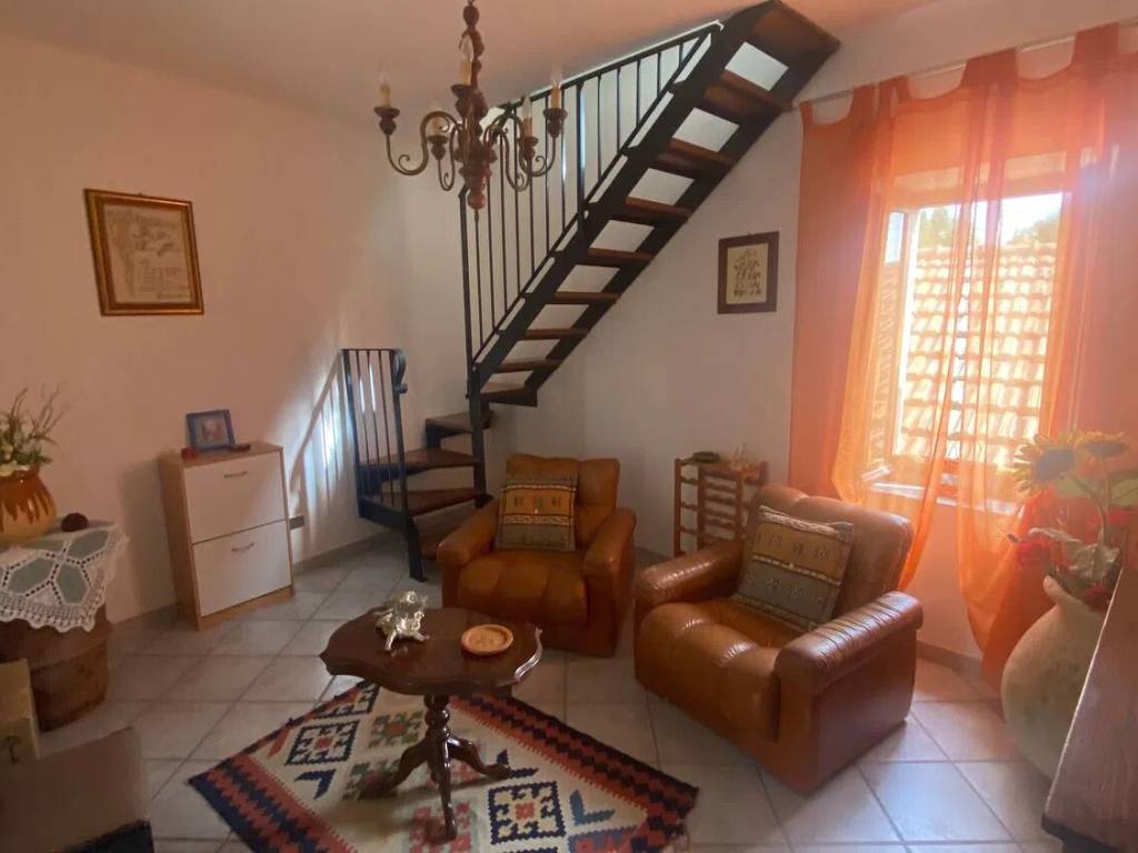 casa semindipendente in vendita a Podenzana