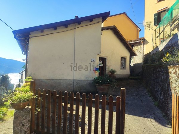 casa semindipendente in vendita a Podenzana