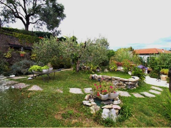 casa indipendente in vendita a Podenzana in zona Montale