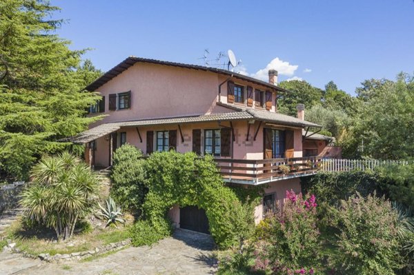casa indipendente in vendita a Podenzana in zona Laghi