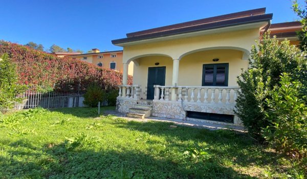 casa indipendente in vendita a Podenzana