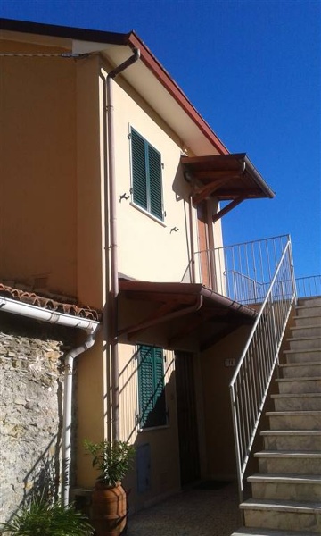 casa indipendente in vendita a Podenzana in zona Montale