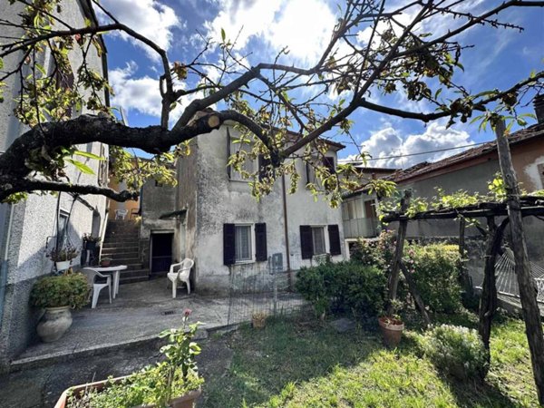 casa indipendente in vendita a Podenzana