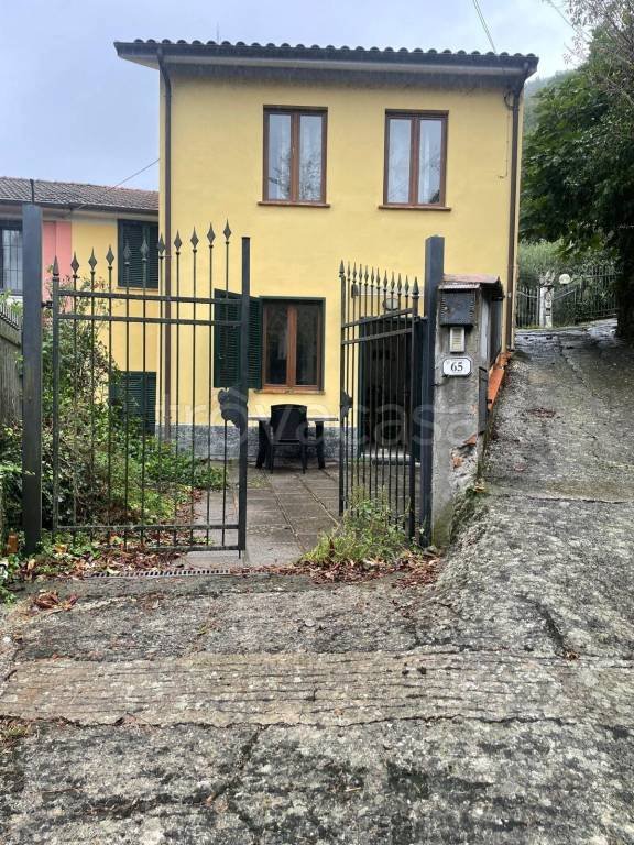 appartamento in vendita a Podenzana in zona Oliveto