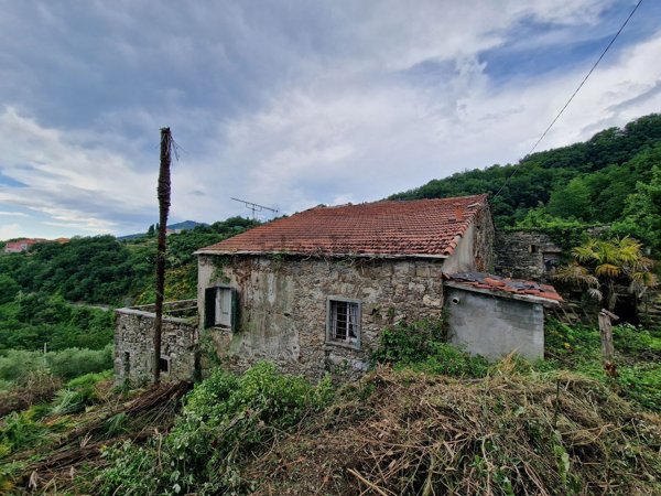 casa indipendente in vendita a Podenzana