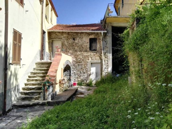 casa indipendente in vendita a Podenzana