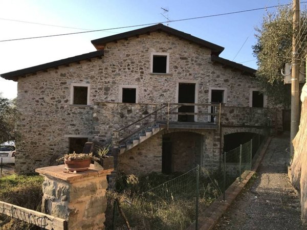 casa indipendente in vendita a Podenzana