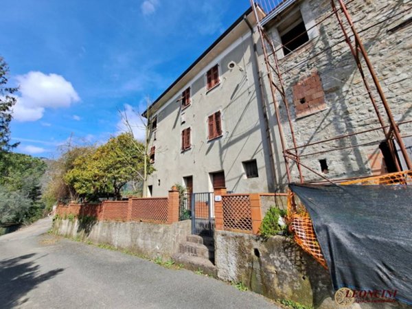 casa indipendente in vendita a Podenzana