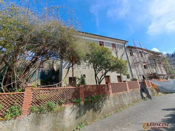 casa semindipendente in vendita a Podenzana in zona Bagni