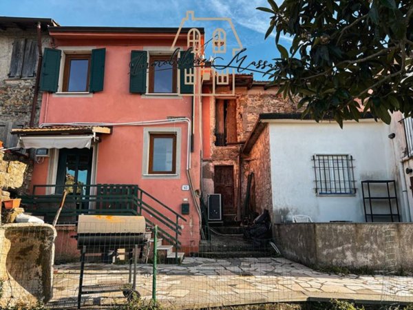 casa indipendente in vendita a Podenzana in zona Montale