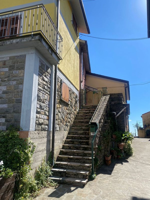 casa semindipendente in vendita a Podenzana