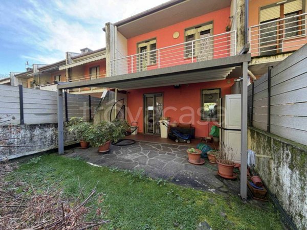 casa indipendente in vendita a Podenzana