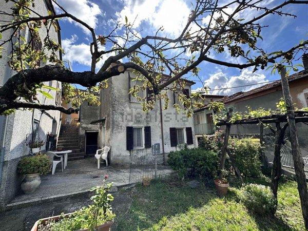 casa indipendente in vendita a Podenzana