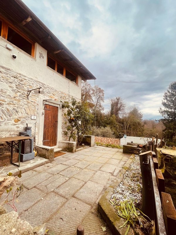 casa indipendente in vendita a Podenzana