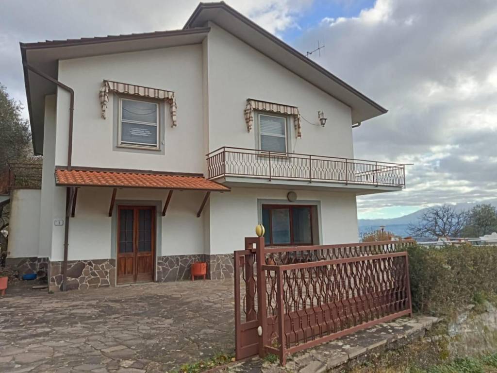 casa indipendente in vendita a Podenzana in zona Cospedo