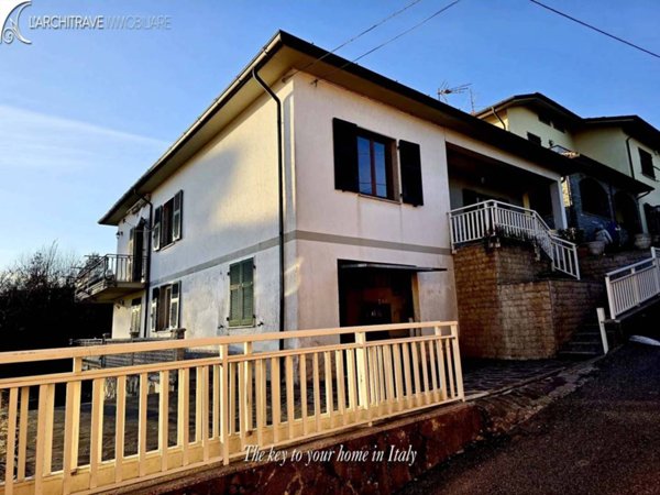 casa indipendente in vendita a Podenzana