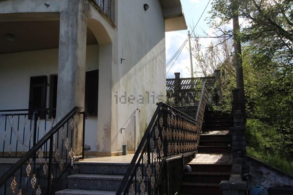 casa indipendente in vendita a Podenzana